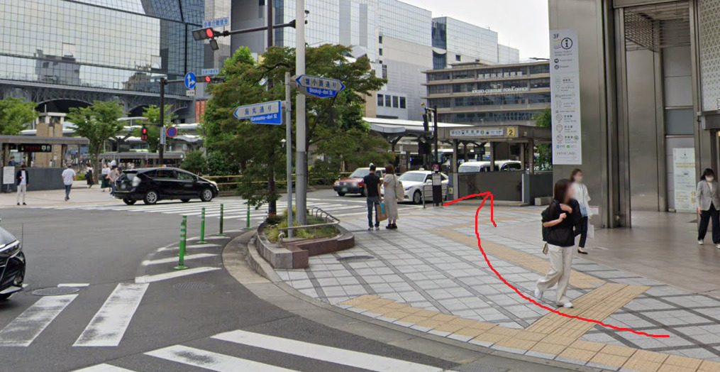 すると、すぐに 京都市営地下鉄烏丸線　京都駅の2番入口が見えてきます。